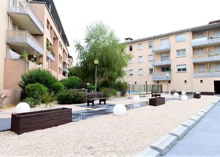 Le Montmorency - Free Parking - Airbus - Netflix
